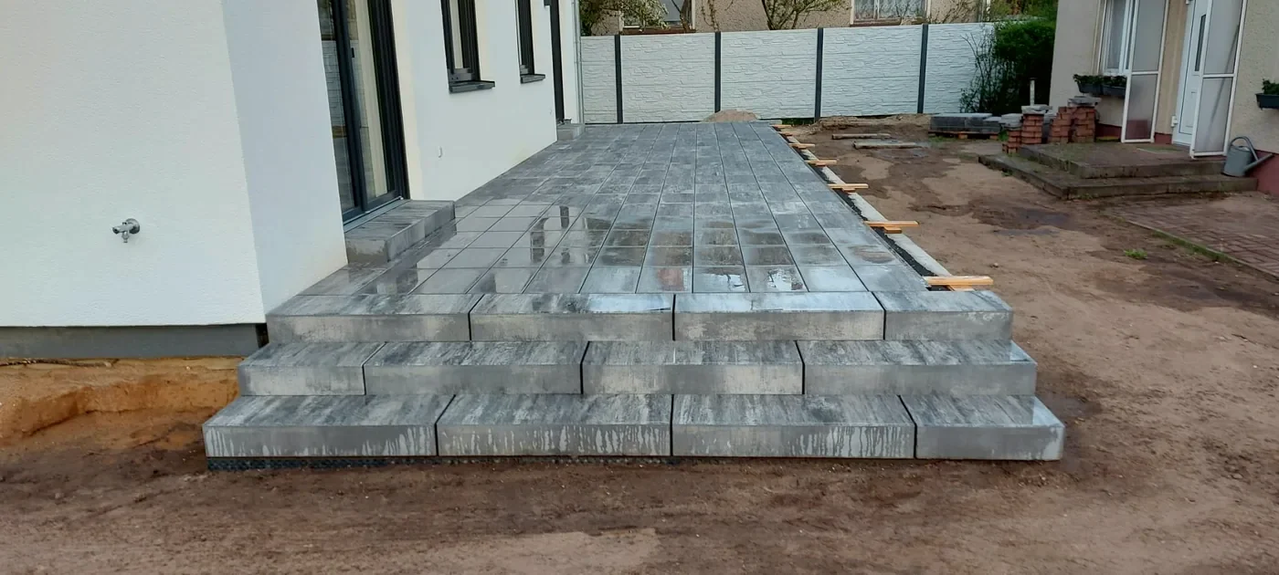 Terrassenbau mit Blockstufen an der Gartenseite des Doppelhauses