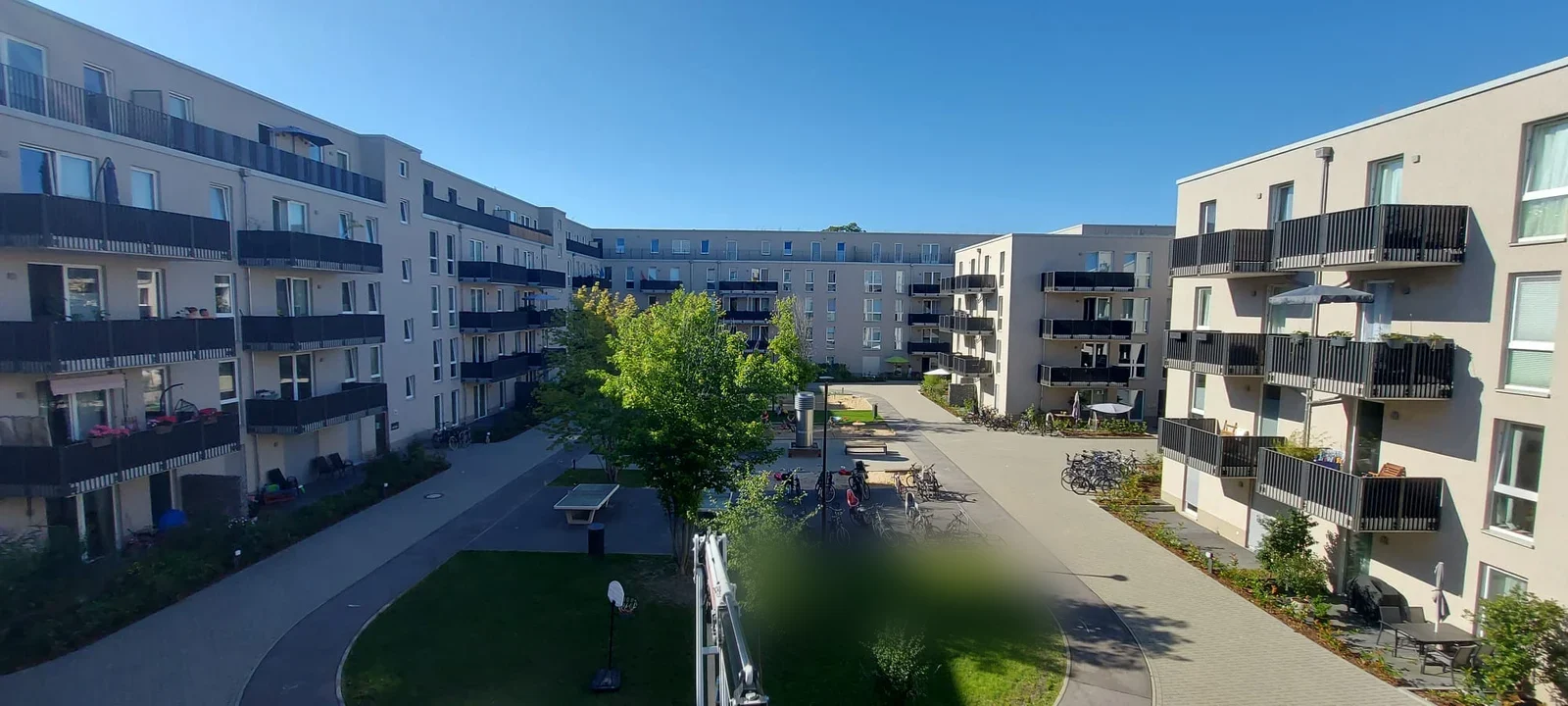 Wohnanlage mit einheitlich verkleideten Balkonen über mehrere Geschosse
