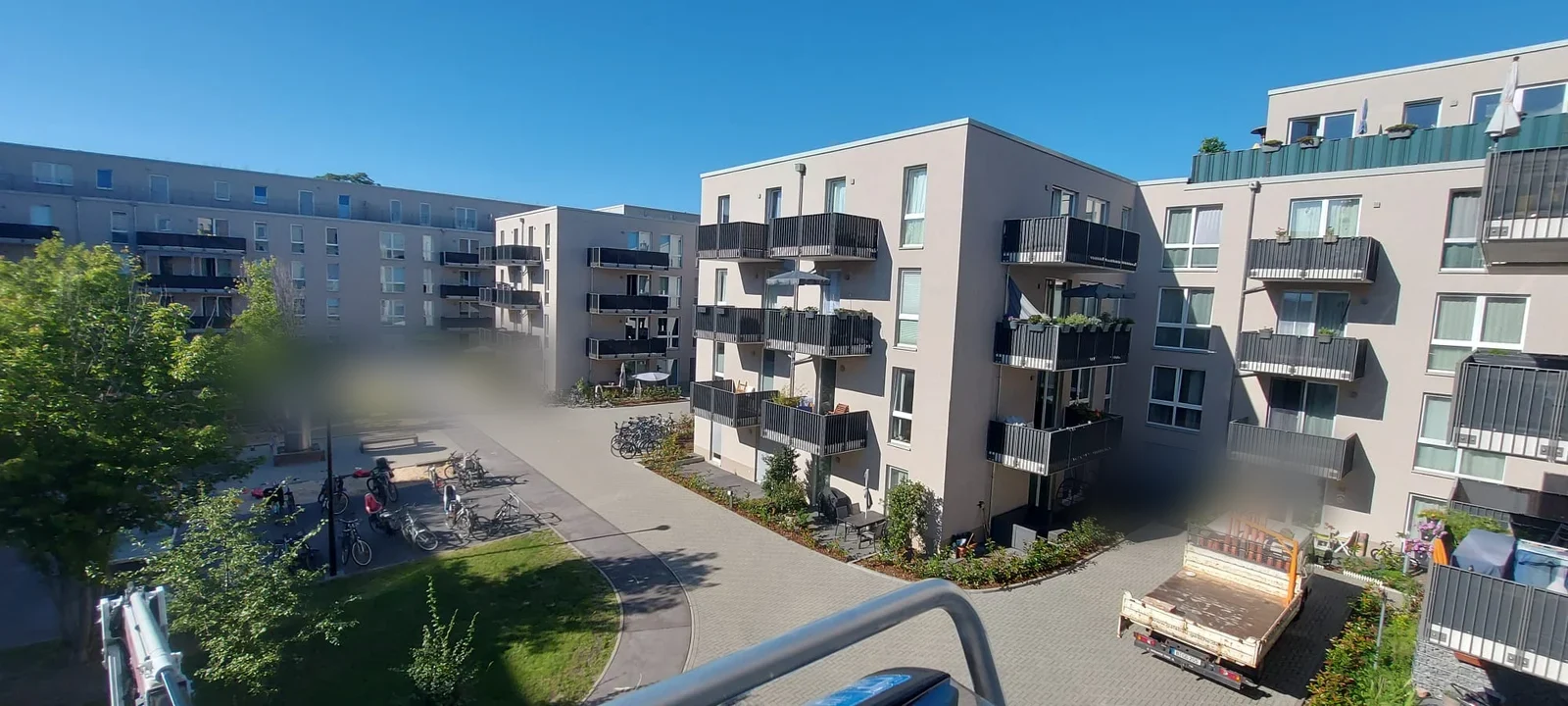 Anthrazitfarbene Sichtschutz-Lamellen an Balkongeländern einer Wohnanlage