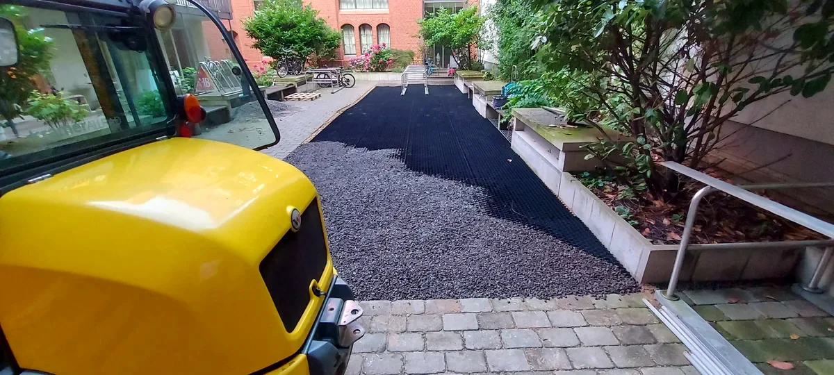 Sanierte Fahrradstellfläche mit Rasenwaben in einem Hinterhof