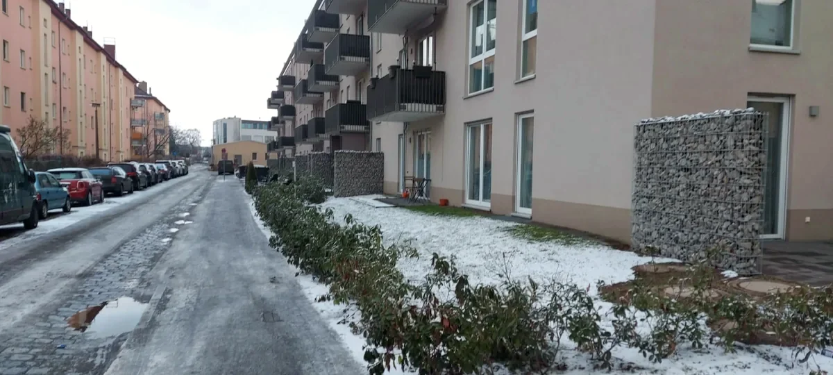 Gabionen als Sichtschutz zwischen Erdgeschosswohnungen und Straße
