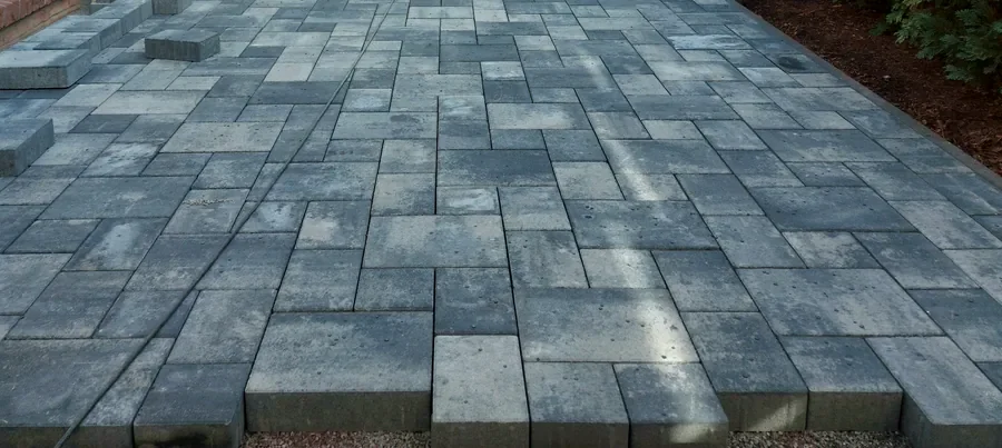 Großformatiges Betonsteinpflaster in Grautönen