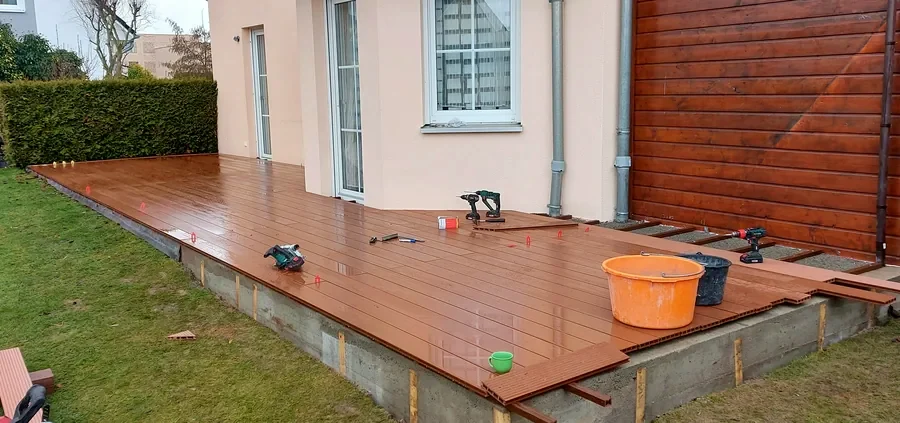 Terrassendielen aus WPC beim Verlegen
