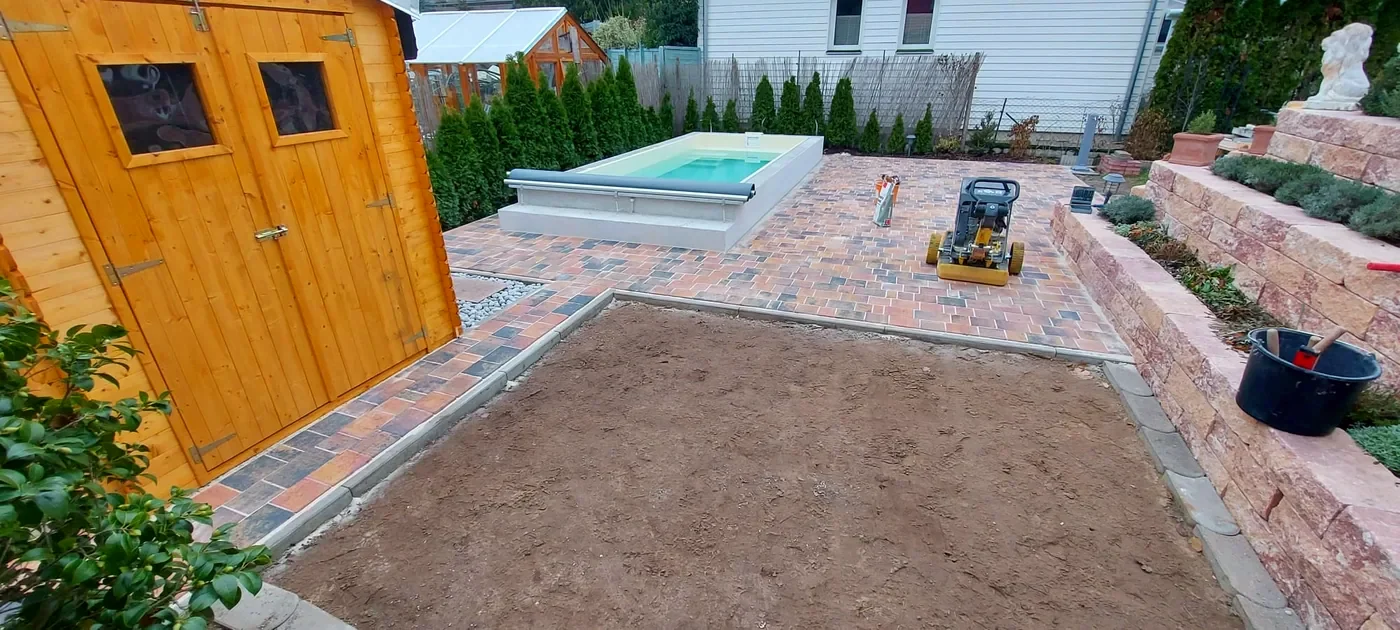 Pflasterarbeiten für die Terrasse rund um das Poolbecken
