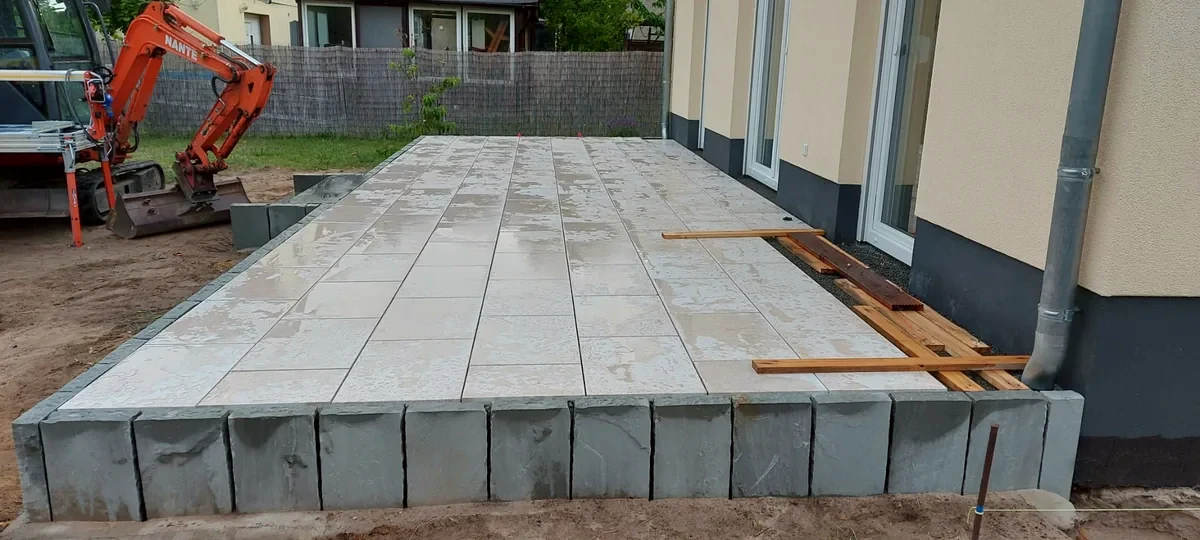 Terrasse aus kroatischem Kalkstein im Großformat an einem Neubau