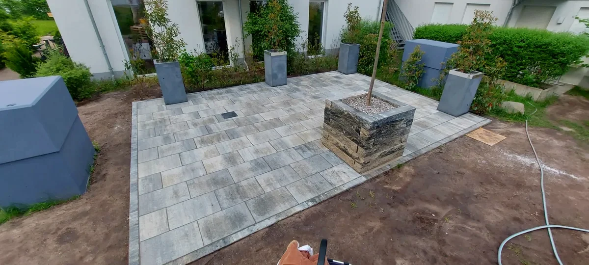 Neu gebaute Terrasse auf einer Tiefgaragendecke mit Hochbeeten